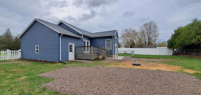Building Photo - 4-bedroom 3-bathroom home minutes to Downt...
