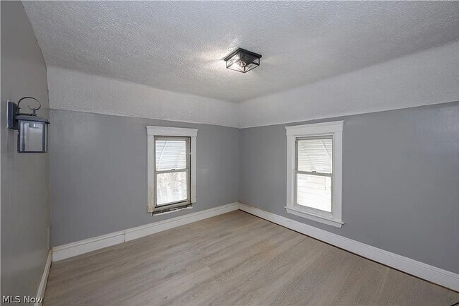 Building Photo - Comfortable & Convenient Cleveland Living