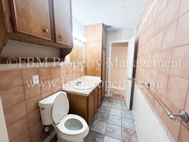 Building Photo - 2533 W Sycamore Ave