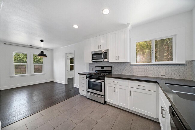 Building Photo - 4978 N Maywood Ave