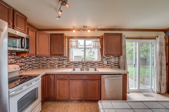 Building Photo - Cul-de-Sac Comfort | Updated Interior + Large Fenced Yard