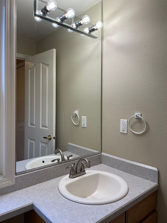 Building Photo - Adorable 4 Bedroom 2.5 Bath Home in Fisher's Landing! Fully Fenced Backyard! Mountain View High S...