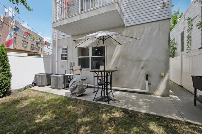Building Photo - 131 Zabriskie St