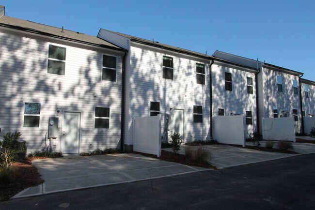 Building Photo - Dorsett Townhomes- 3BD/2.5 BATH Townhome A...