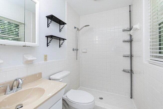 Building Photo - 1512 Beechwood Dr