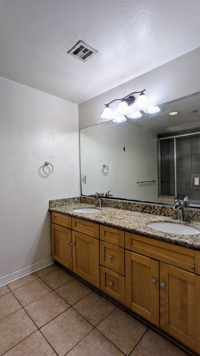 Primary En-suite Bathroom with double sinks - 214 S Alexandria Ave