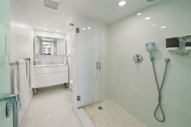 Building Photo - 2555 Collins Ave