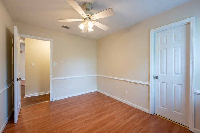 Building Photo - 3101 Vlg W Dr