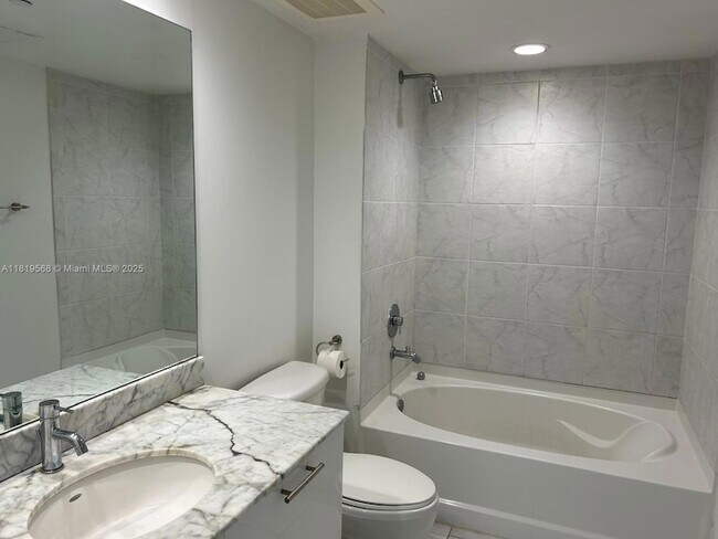 Building Photo - 950 Brickell Bay Dr