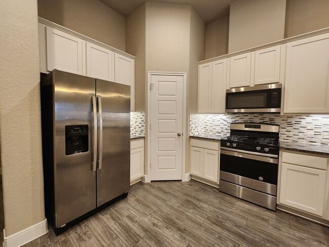 Building Photo - 3/2/2 Duplex / Less than 1 Mile to Gruene / Fridge Included/ Gas Cooking / Covered Patio / CISD