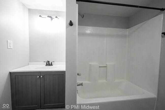 Building Photo - 955 N Traub Ave