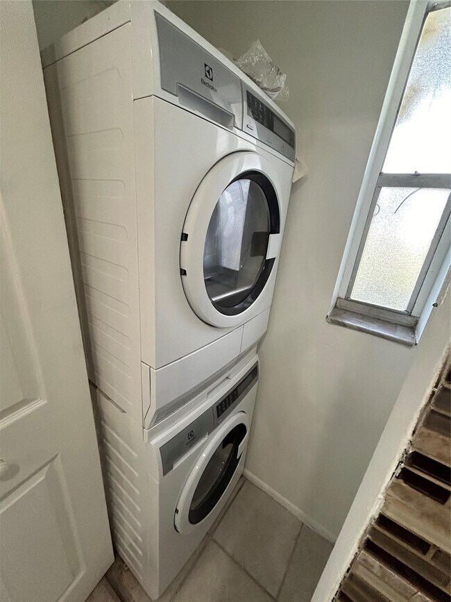 Building Photo - 8000 Fairview Dr