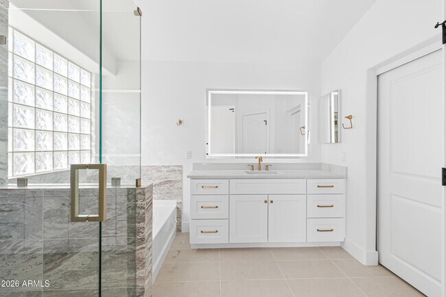 Building Photo - 4 N 163rd Ln