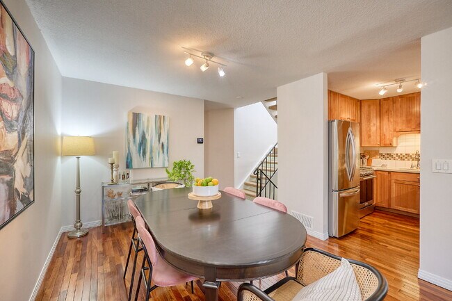 Building Photo - "Charming 3-Bed Townhouse with Scenic View...