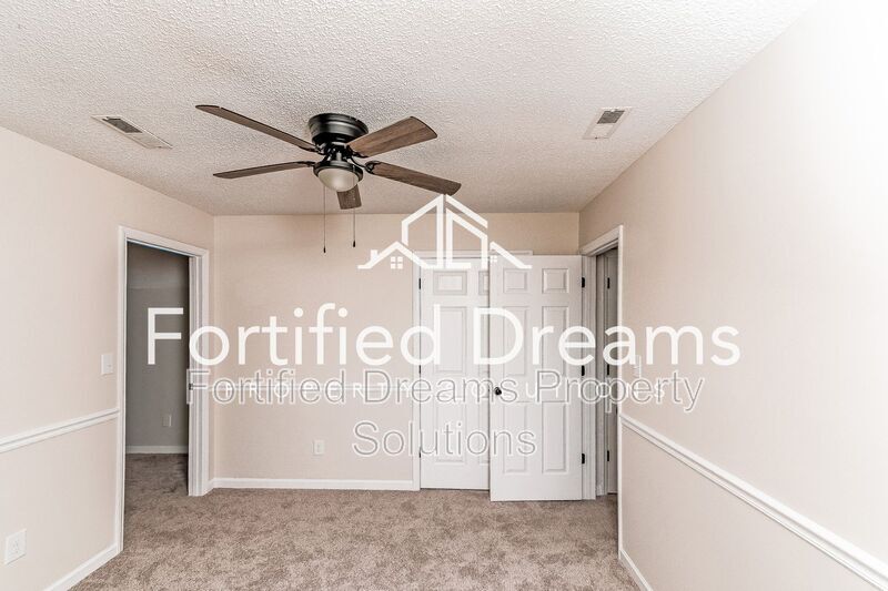 Building Photo - 814 N Greenbriar St