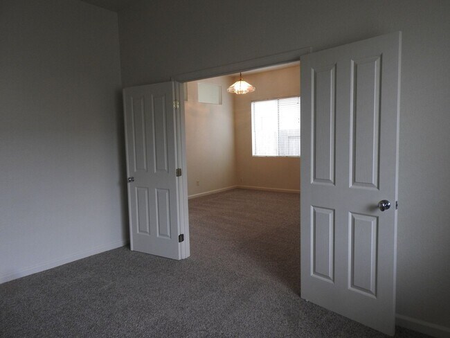 Building Photo - Cresleigh near Wild Life Preserve 3 Bedroom + Den!!