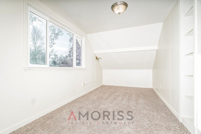 Building Photo - Spacious, clean, updated home ready now!