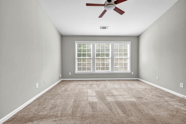 Building Photo - SPACIOUS 3 BEDROOM TOWNHOME