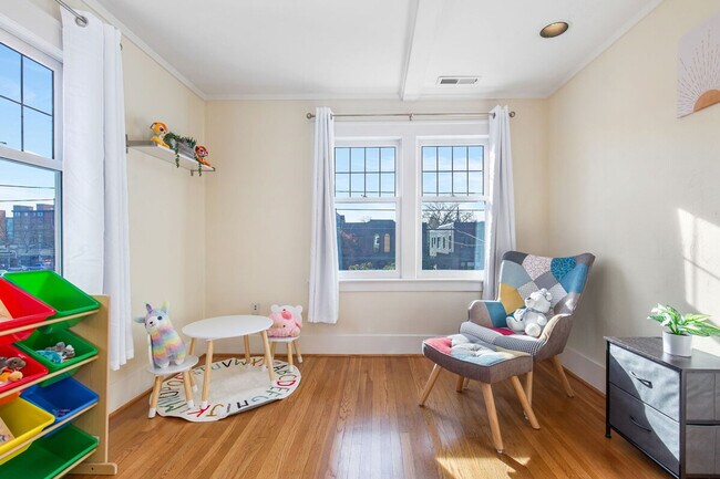 Building Photo - 710 10th Ave E