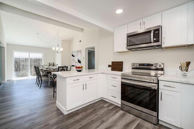 Building Photo - Beautiful fully remodeled 3-bedroom 2 bath...