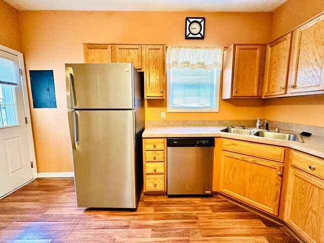 Building Photo - Updated 2 story townhome in Park Duvalle- Section 8 accepted