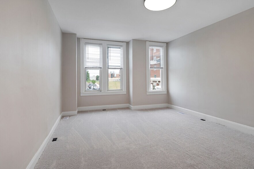 Building Photo - 28 N Pulaski St