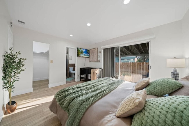 Building Photo - 606 S Sunshine Ave