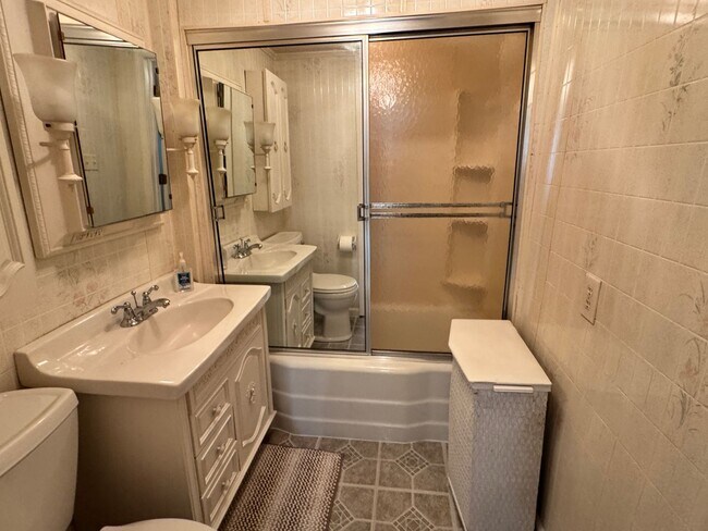 Building Photo - Cozy 1 Bedroom, 1 Bathroom House in High Point