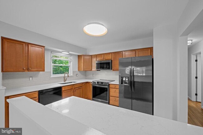 Building Photo - 100 Oak Dr