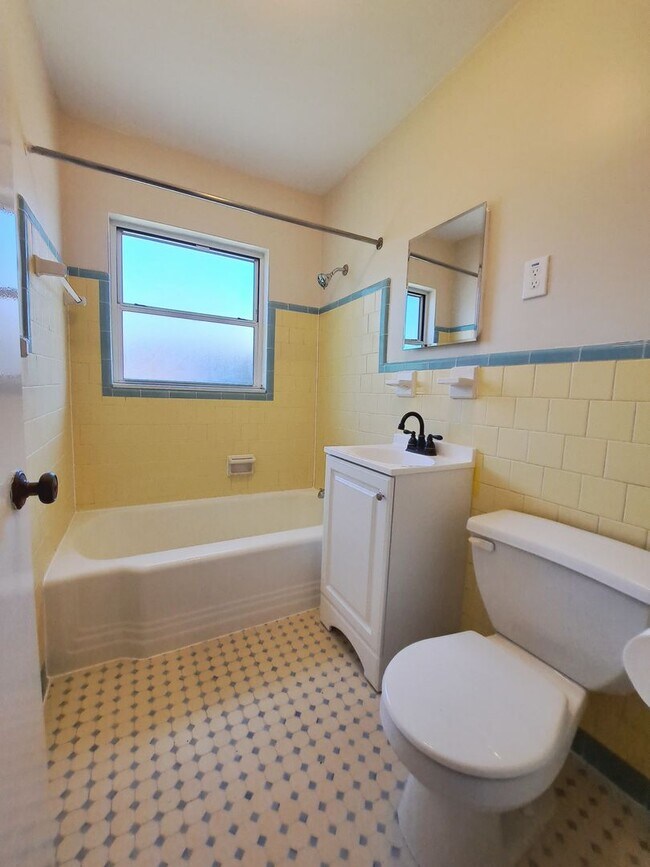 Building Photo - Don't miss this lovely 2 Bedroom / 2 Bath ...