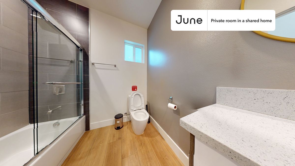 Building Photo - Private bedroom in 4 bed/4 bath Home