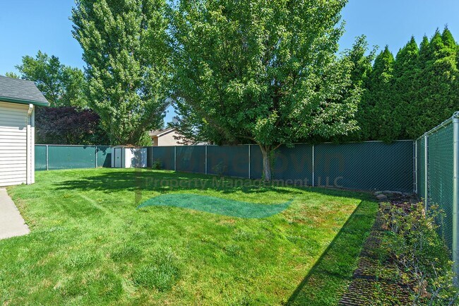 Building Photo - 3 Bedroom 2 Bathroom Home with Attached 2 Car Garage Available in Coeur d'Alene!