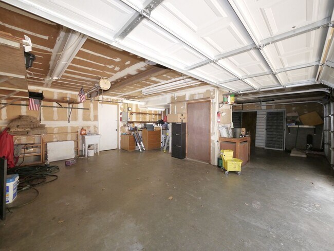 Building Photo - 27928 Holiday Ln