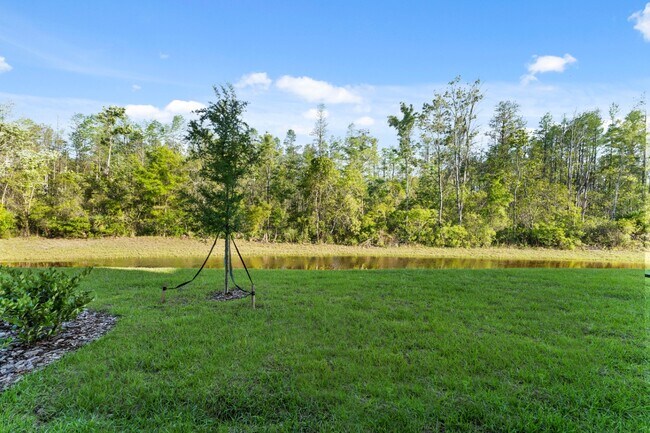 Building Photo - Absolutely stunning 3 BR /2.5 Bath / 2 Car Garage + LOFT townhome in ultra-modern and green-focus...