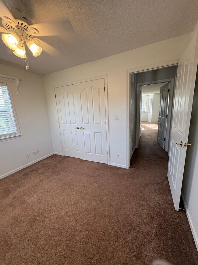 Building Photo - SPACIOUS & Beautiful Home Just Outside She...