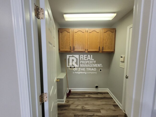 Building Photo - Newly Renovated Now Ready! One level 3BR/2...