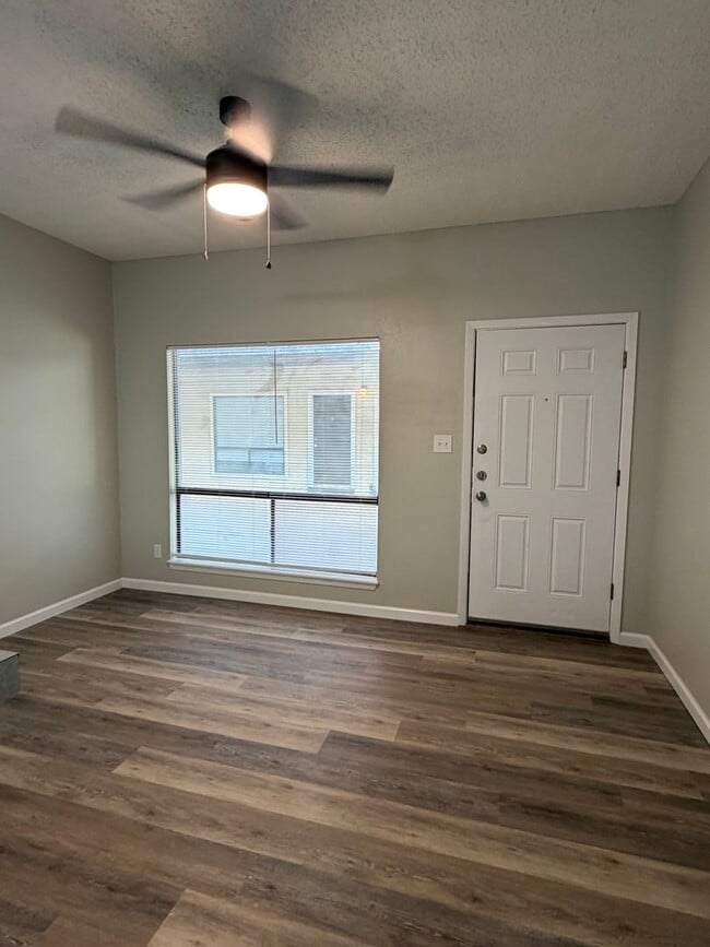 Building Photo - 1 bedroom - Gazebo- Near SFA