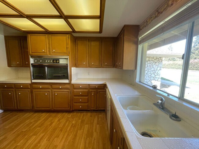 Building Photo - Custom home located next to Oakdale Country Club!