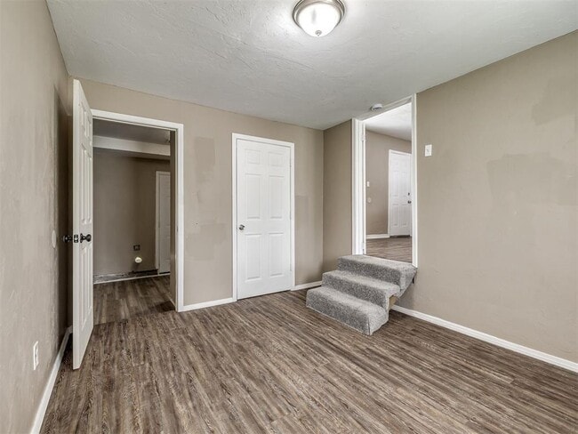 Building Photo - 209 Elm St