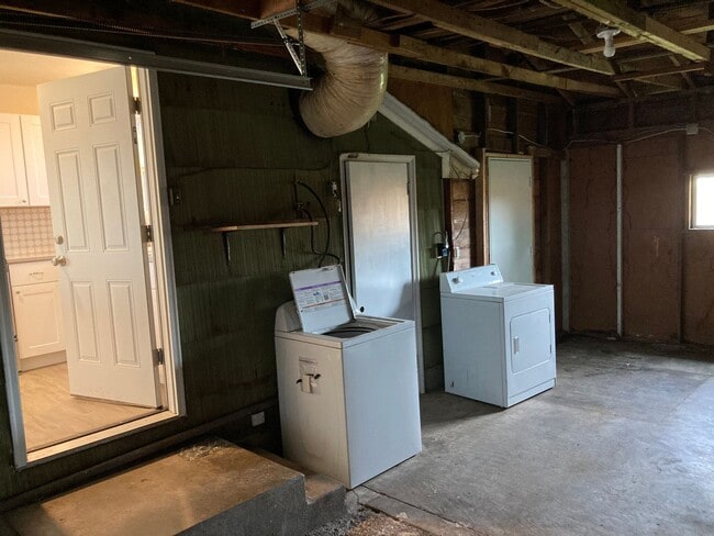 Building Photo - Beautifully updated 2 bedroom, 1 bath hous...