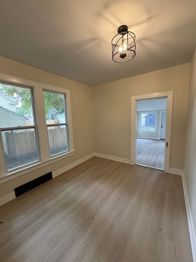 Building Photo - 4 bedroom with bonus room, 3 full bathrooms in Davenport