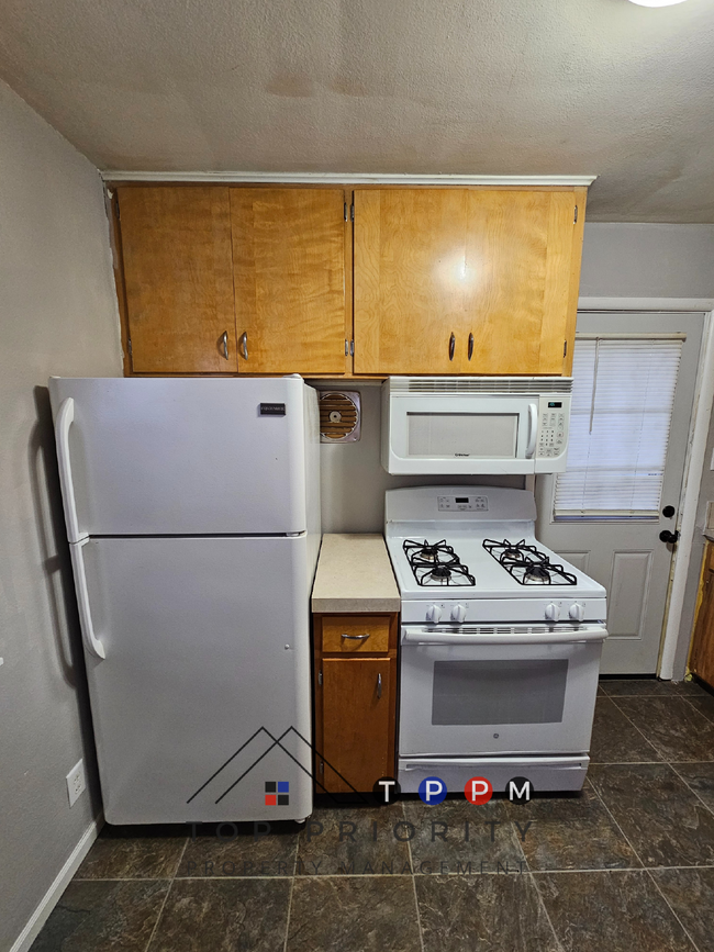 Building Photo - 2 Bedroom | 1 Bathroom Single-Family Home ...