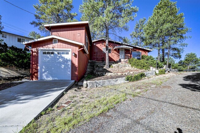 Building Photo - 2 Bed + possible 3rd, 2 Bath Home Close to...