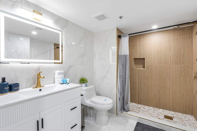 Building Photo - 1 SE 12th St