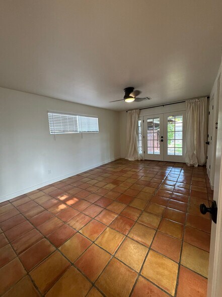 Building Photo - 1529 W Lynwood St