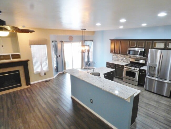 Building Photo - 3 Bd 3.5 Bath Model Like Townhome in Riverton