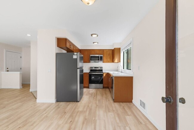 Building Photo - Newly updated 2 Bedroom 2 Bathroom Condo Near Downtown Kirkland- 1 free month!