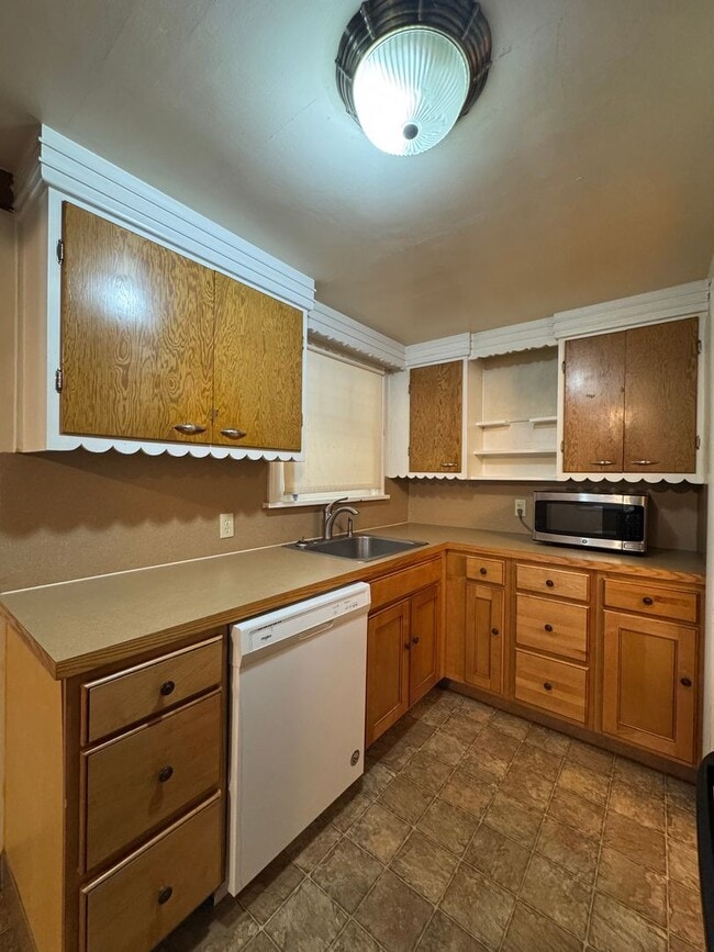 Building Photo - Cozy 2-Bed with Spacious Living, Parking, Pets OK!