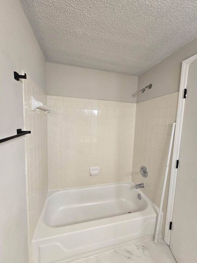 Building Photo - Beautiful 3 Bedroom 2 Bath Condo in Charlotte, NC Available for Rent