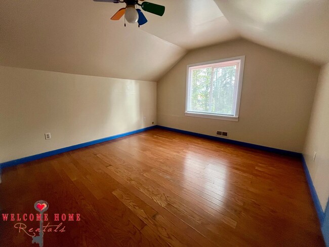 Building Photo - Unique opportunity - Bring your horses!